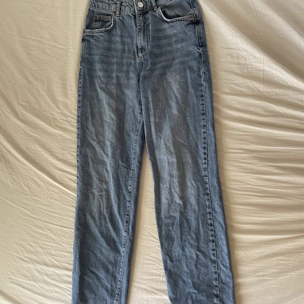 Mellanblå jeans i modellen 90s straight från bikbok i storlek w25 l32. Använda, men i superbra skick. Nypris 599 kr Säljer då jag inte använder dem längre💞. Jeans & Byxor.