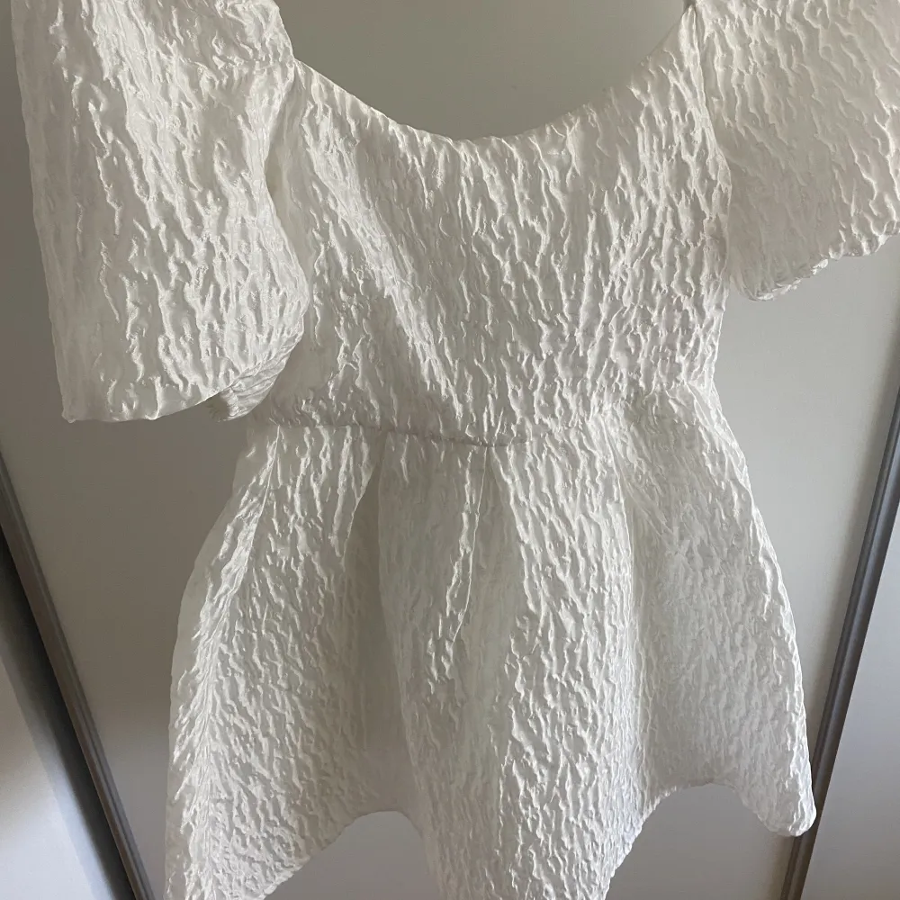 Säljer denna vita superfina klänning från Nakd i strl 36. Tänkte ha den på studenten men hittat en annan klänning istället🧡 Jag har alltså inte använt den men köpte den här på Plick. Den är i gott skick! Köptes på Plick för 700kr men pris kan diskuteras🧡. Klänningar.
