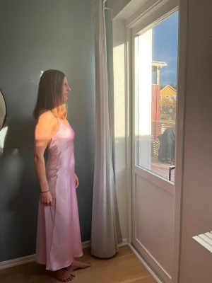 Klänning från zara💘 - Säljer denna superfina klänning från zara. Den är i nyskick och säljer pågrund av att jag tyvärr inte känner mig bekväm i den.🫶🫶 Den är i princip oanvänd. Bara testad. Lapp finns kvar på klänningen. /skriv privat för prisförslag❤️