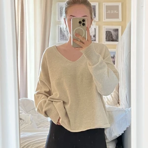 Stickad tröja - V-ringad tröja från VeroModa. Använd fåtal gånger 🤍