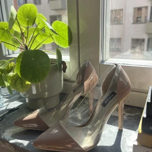 Bianca x Nelly style pump - Jätte fina pumpa från Bianca Ingrossos kollektion med Nelly. Bara provat och gått runt med inomhus.  Skorna är limited edition och går ej att få tag på längre, nypris 549kr. Dustbag ingår!
