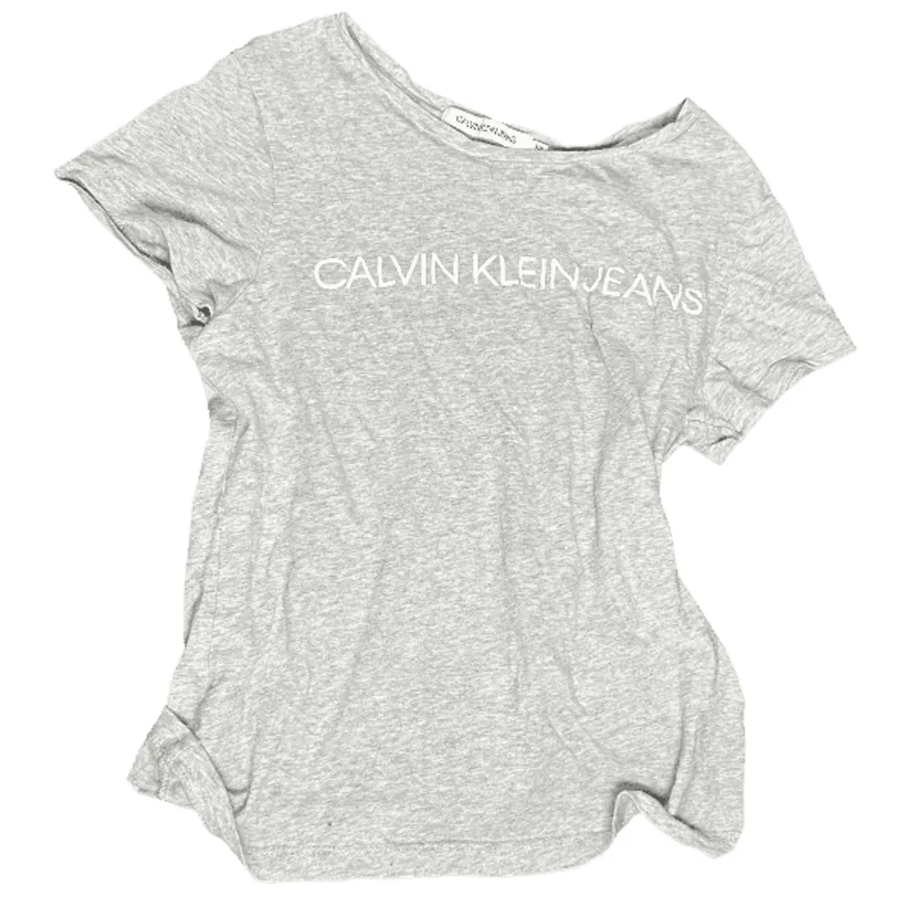 Grå Calvin Klein Jeans tröja i ljusgrå. T-shirts.