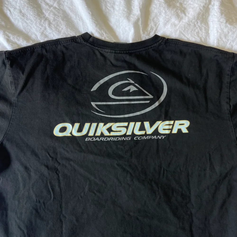 Snygg Quiksilver T-shirt sitter som en L. T-shirts.
