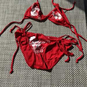 JÄTTEJÄTTESÖT röd bikini som är PERFEKT till sommaren!Ganska bra skick använd fåtal gånger, men lite sliten. TRYCK EJ PÅ KÖP NU!!💞
