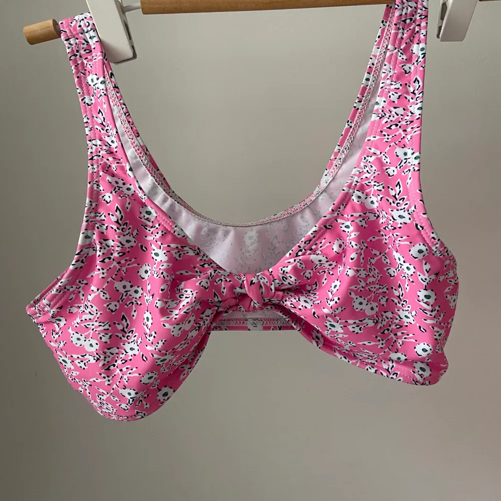 Oanvänd rosa och blommig bikini från shein.. Övrigt.