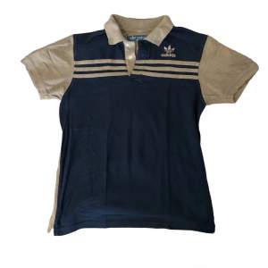 Vintage Adidas Polo tröja för skön 90s stil, perfekt för sommaren. 👽 topp skick. Dm för frågor🧌