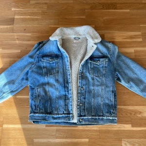 Allsaints jeansjacka  - En väldigt snygg jeansjacka från allsaints som har gosig och varm 