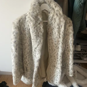 Päls jacka - Säljer denna sjuk snygga pälsjacka! Används fåtal gånger! Nypris 1500 men säljer för 500kr🫶🏼