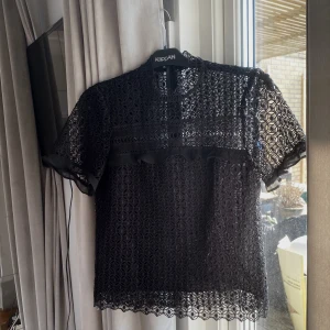 Svart blus  - Står ingen storlek men passar S