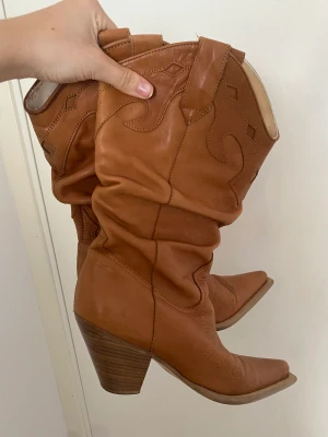 Cowboyboots  - Intressekoll på mina nya cowboyboots, knappt använda, så i ett fint skick!  Hör av er vid frågor 