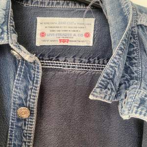 Tunn Jeans skjorta/jacka köpt på humana förra sommaren, skitcool med najs detaljer 