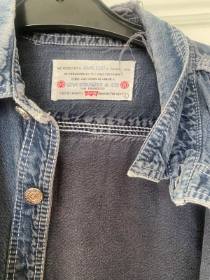 Levis jeansskjorta/jacka - Tunn Jeans skjorta/jacka köpt på humana förra sommaren, skitcool med najs detaljer 