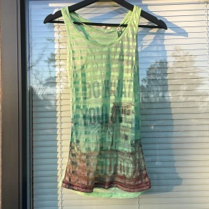 Oanvänt linne - Oanvänt linne med prislapp kvar. Det är ett genomskinlig linne. 