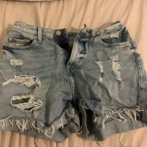 detta är i väldigt bra skick, använda ett fåtal gånger. jeansshorts som är väldigt bekväma. 