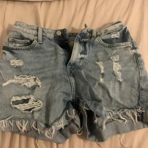 shorts  - detta är i väldigt bra skick, använda ett fåtal gånger. jeansshorts som är väldigt bekväma. 