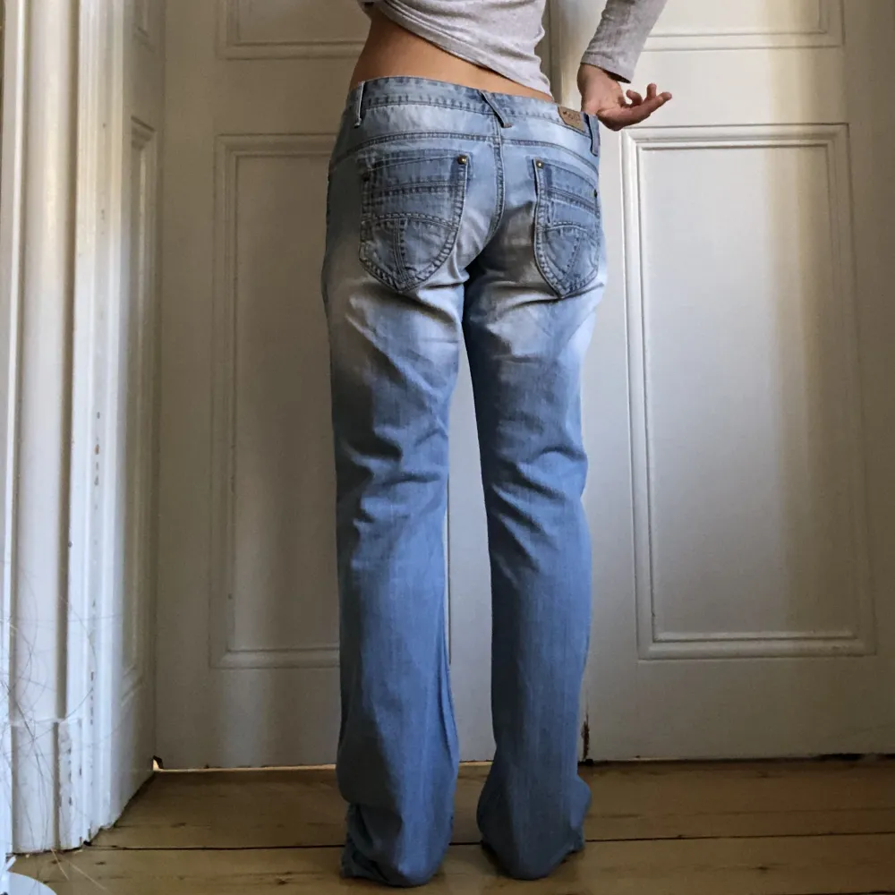 Ljusblå lågmidjade jeans som tyvärr är lite stora på mig😭 jättebra skick, som nya! Midjemått: 87cm Innerbenslängd: 86cm Frakt 64kr . Jeans & Byxor.