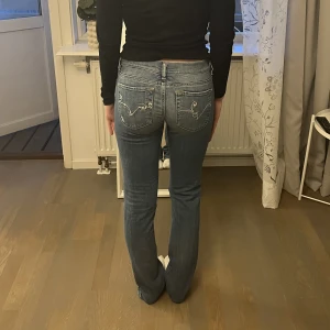 Bootcut jeans - Säljer dessa svinsnygga bootcut jeans som jag köpte från sellpy. De har låg midja och är i en lite tightare modell. Säljer på grund av att de är för långa för mig (är 167 cm). Hör av er vid frågor 💙💙💙💙