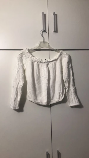 Vit blus  - Vit blus ifrån brandy Melville. Väldigt fin och är i nyskick, och passar stockholmsstilen!
