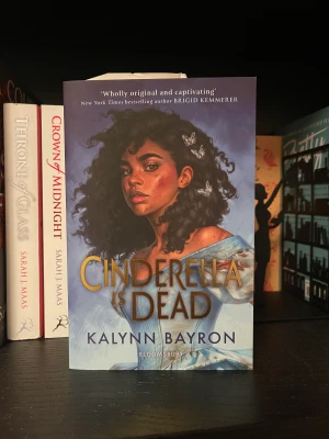 Cinderella is dead  - Cinderella is dead av Kalynn Bayron. På engelska. Oläst och i fint skick. Ingen bruten rygg!