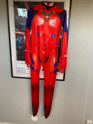 Asuka plugsuit cosplay  - Jag säljer den här cosplayen för den är för kort på mig! Jag är 169cm. Det är en storlek M/165:) jag har klippt av toppen på ena fingret för att kunna trycka på min mobil!!! Har bara använt typ 3 gånger (sicka meddelande inan du köper)