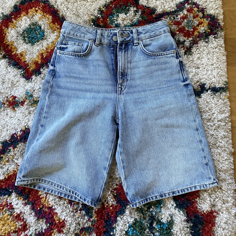 Jeans shorts från hm. Nyskick, lite längre modell. Shorts.