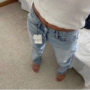 Zara lågmidjade jeans - Säljer nu mina jeans från zara, dom är midrise men sitter som lågmidjat🥰väldigt bra skick! Ny pris 399, skriv privat för fler bilder☺️