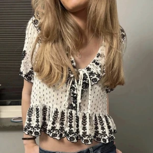 Topp - Super fin blus som är perfekt till middagar. I fint skick💕storlek XS men den sitter som S. Lånade bilder. Pris kan diskuteras 🫶🏻(pris+frakt)