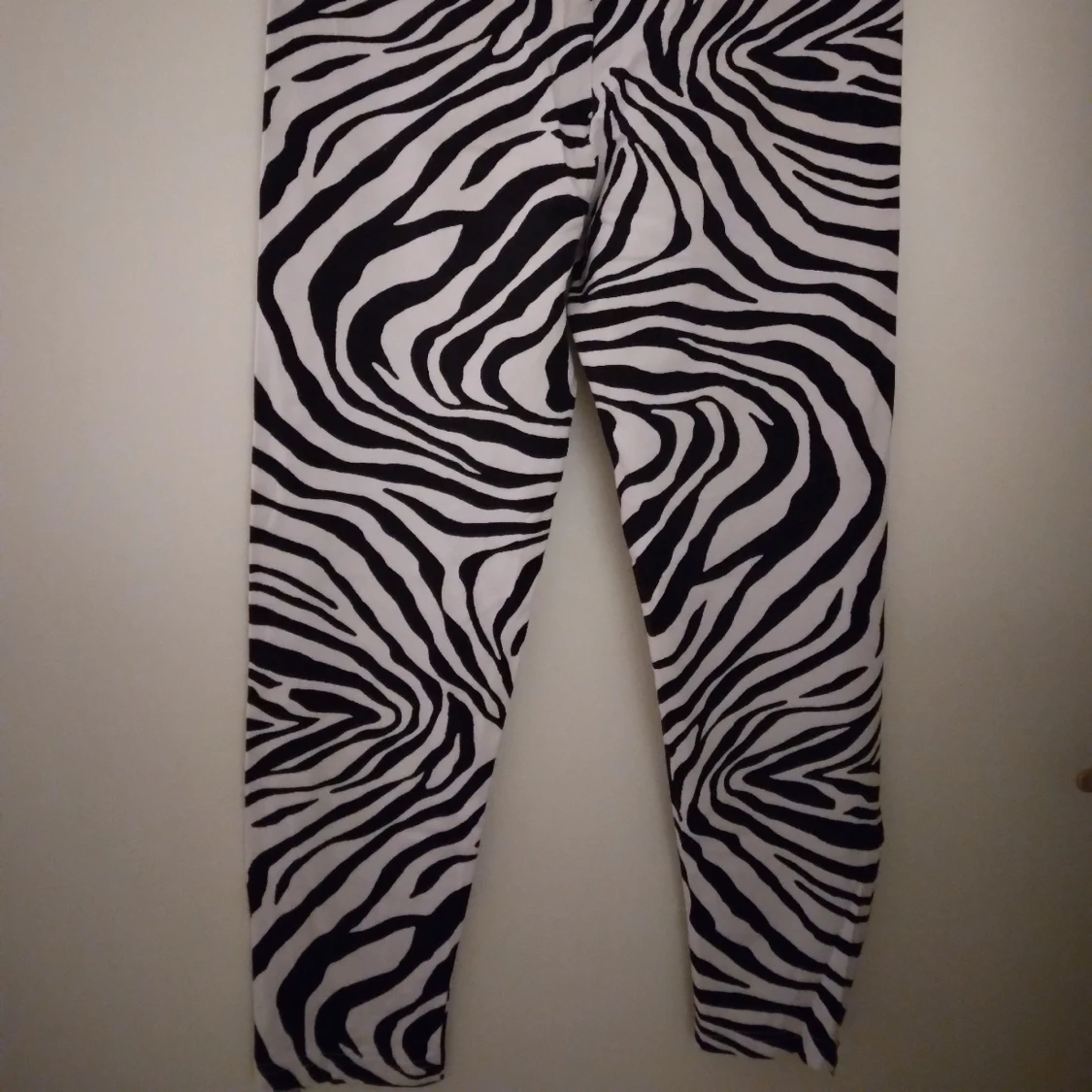Zebramönstrade leggings med dragkedjor på benen, begagnade men inte trasiga. Strlk 34-36/SMALL.  - 1
