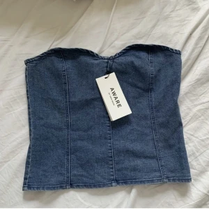 Jeans topp  - Jeans topp med dragkjedja på baksidan. Helt oanvänd med prislapp kvar! 