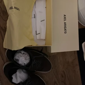 Arigato skor - Säljer mina arigato skor som inte längre kommer till användning, köparen står för frakten och skicket  kan ni bedöma själva, skriv om ni har några frågor eller vill ha fler bilder. 