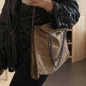 Väska - Fin väska för skolan osv. Är köpt på plick men väldigt bra skick, jag har aldrig använt den! Märke oklart. Går att ha på två sätt :)  37x40 cm