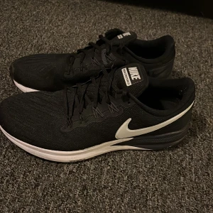 Nike zoom - Nike zoom structure 22 bra skick sköna löpardojer ny pris 1500 men säljer då dom ändå inte används