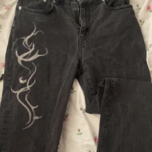 Bleached Jeans - Byxorna är från lager 157, High Waisted ”mom jeans” / utslängda svarta jeans. Designen är gjord av mig och inspirerad från en tatuering som jag såg. !! Homemade !! Priset kan diskuteras 💕 Använda men inga hål :)  !! Katter finns i hemmet !!