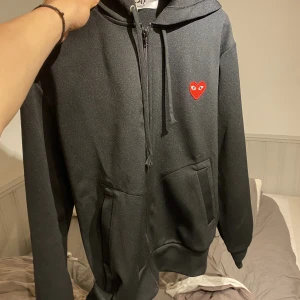 Comme de garcone, CDG hoodie i nyskick,  - Helt oanvänd COMME DE GARCONE hoodie, kvitto kommer självklart med, köpt för 2500