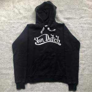 Intressekoll på denna skitsnygga von dutch hoodie, köptes dyrt här på plick för nått år sedan men har knappt kommit till användning. Det står storlek L men den är mer som en M