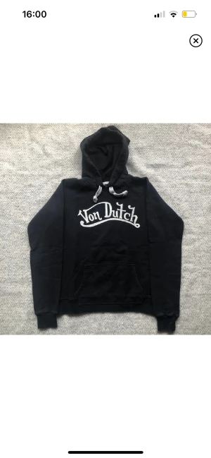 Von dutch hoodie - Intressekoll på denna skitsnygga von dutch hoodie, köptes dyrt här på plick för nått år sedan men har knappt kommit till användning. Det står storlek L men den är mer som en M