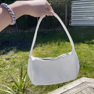 Säljer denna vita väska då den inte kommit till användning❤️ Använd fåtal gånger🫶🏻🫶🏻 Passar fint till sommarn💕