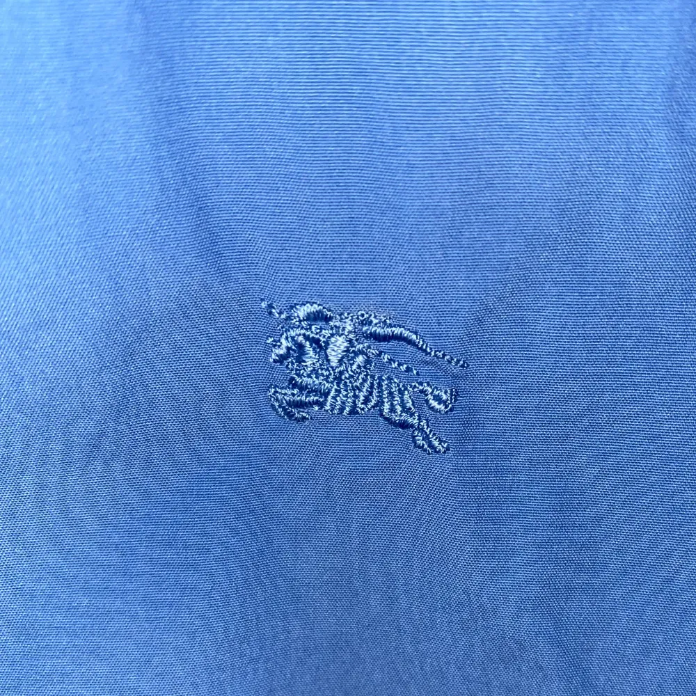 Tja, säljer nu min blåa burberry skjorta, eftersom den inte passar längre. Skjortan är i väldigt bra skick (9/10) och är i storlek S. Priset går att diskutera vid en snabb affär //bara att höra av sig vid fråga eller funderingar.. Skjortor.