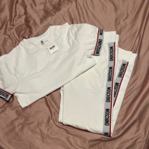 Moschino set - Moschino set köpt på Urban design, kvitto finns. Byxorna i M tröjan xs 