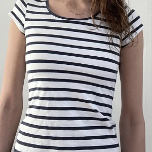 Randig tshirt - T-shirt med mörkblåa ränder💕 Frakt kostar 44kr 