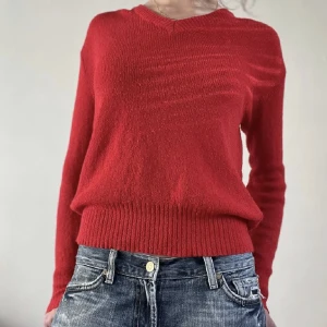 Stickad tröja - Röd stickad tröja, lite starkare färg än vad som framgår. Sliten i ärmarna (se tredje bilden)  Passar S och M💕 Frakt kostar 66kr!