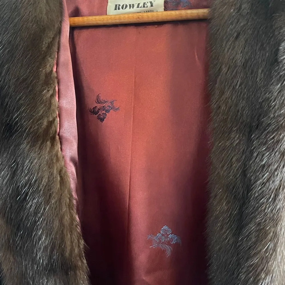 This is a beautiful real mink coat has a beautiful inner lining. Barely been worn and well kept you can tell by cuffs of the sleeve how well kept it is. Size is M- L. Jackor.