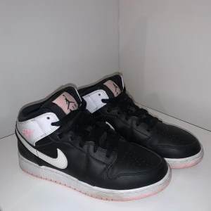 JORDANS - Säljer mina älsklingar, Air Jordan 1 Mid. Köpta från restocks, orderbekräftelse finns.