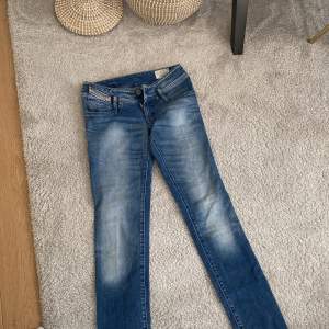 Sviiiin snygga low waist diesel jeans men som tyvärr är lite för små för mig❤️❤️❤️