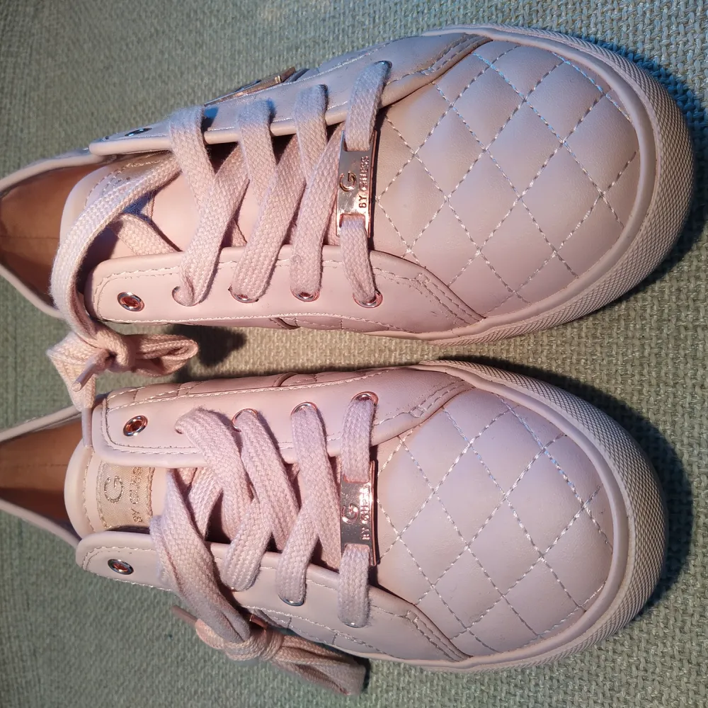 Helt nya Guess Dam sneakers 41 . Kengät.