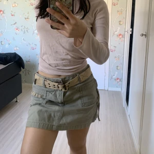 Kjol - En skitcool grön kjol med militärkänsla. Medföljer bälte som går att ta av. ❤️Massor av detaljer såsom fickor och dragkedja. Sitter lite stort på mig med xs, passar en S-M, står ”size 30” på den. 