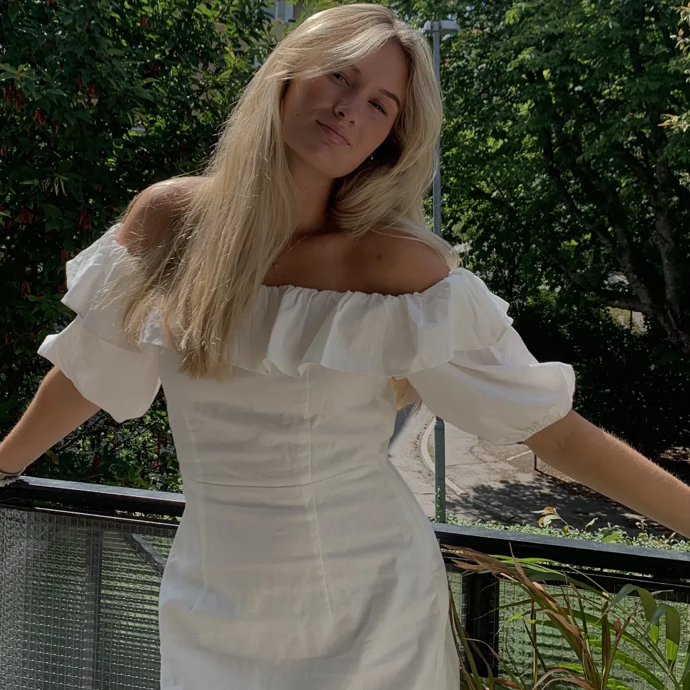 Hej, säljer en vit klänning som är så fin till sommaren. Den markerar midjan fint och behöver inte använda bh eftersom volangerna täcker.. Klänningar.