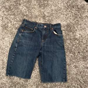 Ett par jeans jorts som jag har klippt och ritat en stjärna på bakfickan passar 155 cm