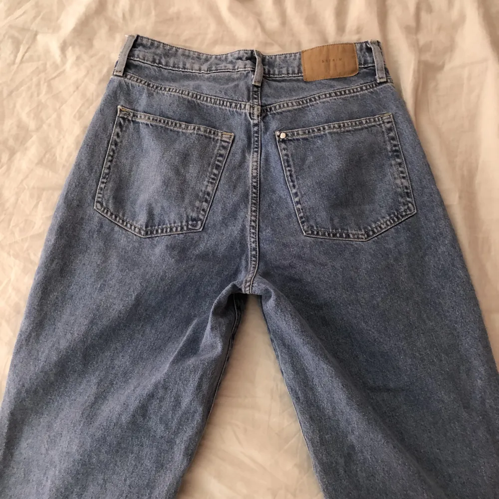 Blå jeans Ultra high waist men brukar ha dem vid höfterna då de är stora. Ankle length  80cm midja  95 längd Stora hål vid knäna. Jeans & Byxor.