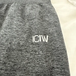 Iciw tights - Tights från iciw som säljes då de inte används. I strl s. Stretchiga och sitter snyggt. Finns tyvärr ett litet hål i sömnen längst ned på byxan som enkelt kan lagas, därav priset!